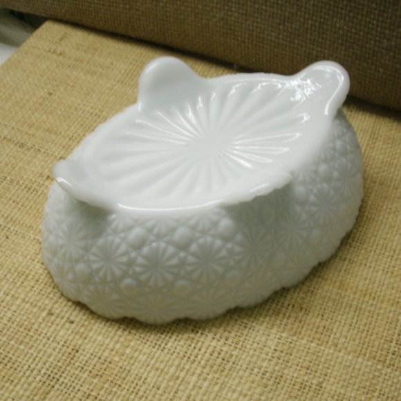 Vintage Fenton Milk Glass Daisy & Button Footed Dish - Picture 15 of 16